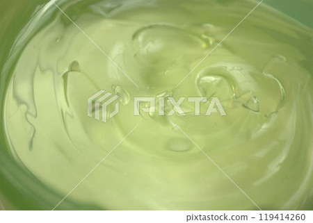 綠色背景上的液體凝膠化妝品質地 綠色背景上的液體凝膠化妝品質地 119414260