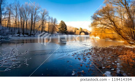 有薄冰的湖 119414394