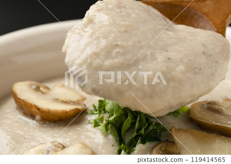 蘑菇湯:用湯匙舀起蘑菇湯。 蘑菇湯:用湯匙舀起蘑菇湯。 119414565