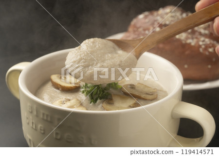 蘑菇湯:用湯匙舀起蘑菇湯。 蘑菇湯:用湯匙舀起蘑菇湯。 119414571