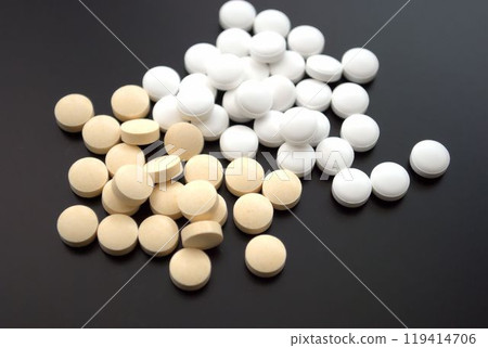 黑色背景上的藥丸 黑色背景上的藥丸 119414706