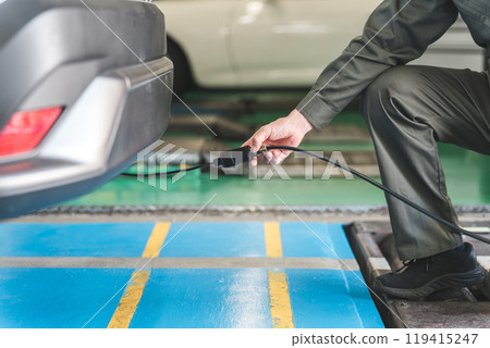 擔任汽車機械師/檢查員的男性機械師進行最終車輛檢查。 119415247