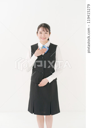 穿著制服的女人做推薦的姿勢 穿著制服的女人做推薦的姿勢 119415279