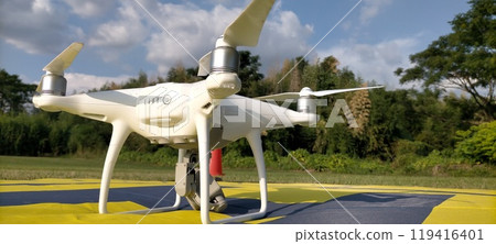 Drone and landing pad 119416401