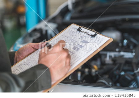 檢查汽車引擎室/驗收檢查（車輛檢查/定期檢查）的汽車修理工 119416843