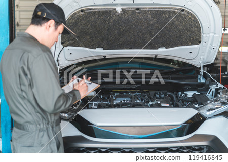 Automobile mechanic checking the engine compartment of a car - Acceptance inspection (vehicle inspection and regular inspection) 119416845