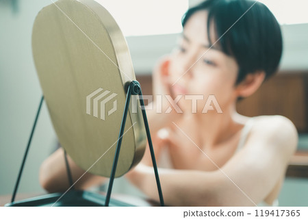 一名年輕女子患有皮膚問題 119417365