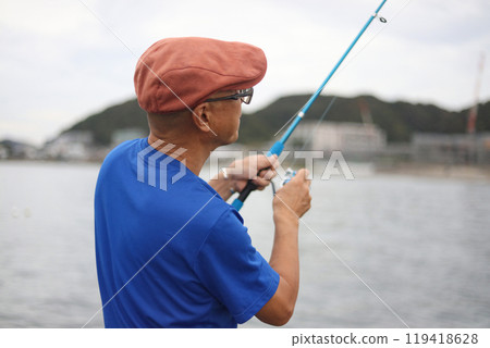 男人在海裡釣魚 男人在海裡釣魚 119418628