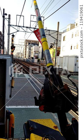 A train passing through a railroad crossing 119419061