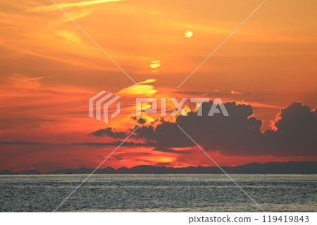 Watching the sunset from Cape Hane in autumn (Muroto, Kochi Prefecture) Watching the sunset from Cape Hane in autumn (Muroto, Kochi Prefecture) 119419843
