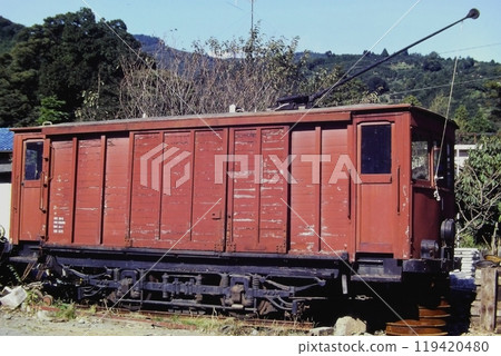 箱根登山鐵道，有蓋行李列車“Yu 1”，入留田車庫，1981年10月25日 119420480