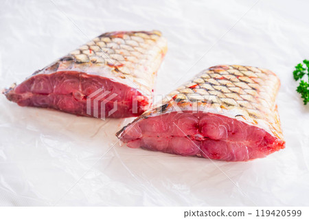 鯉魚切成圓片 鯉魚切成圓片 119420599
