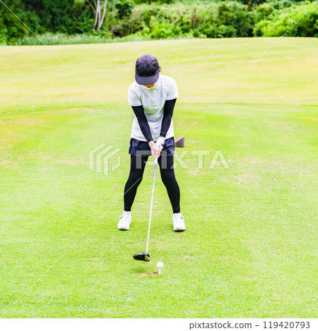 日本女高爾夫球手打高爾夫球[夏季/秋季高爾夫圖片] 119420793