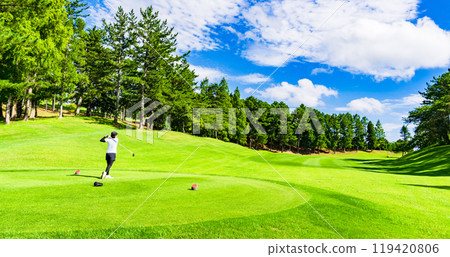 日本女高爾夫球手打高爾夫球[夏季/秋季高爾夫圖片] 119420806