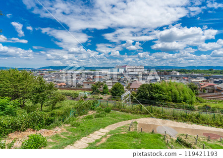 從京都府大山崎町的一座小山上俯瞰八幡市 119421193