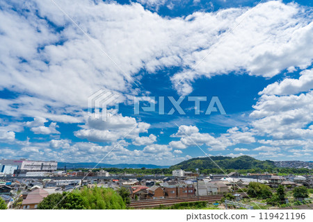 A view of Iwashimizu Hachimangu Shrine from a hill in Oyamazaki Town, Kyoto Prefecture 119421196