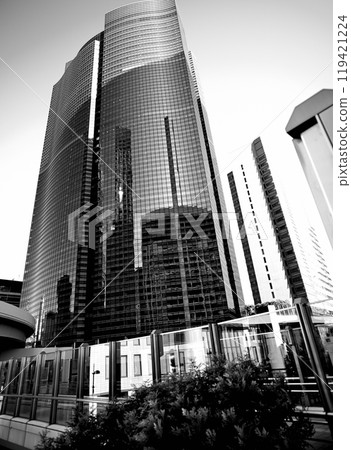 建築物倒映在摩天大樓中 119421224