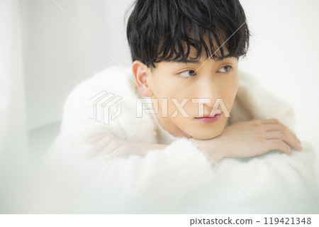 穿白色針織衫的男人 穿白色針織衫的男人 119421348