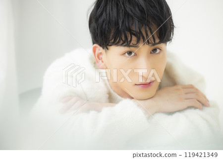 穿白色針織衫的男人 119421349