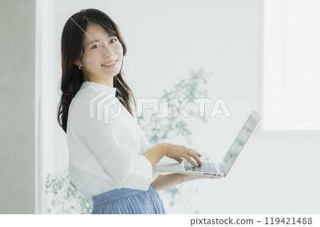 Young woman, businesswoman, laptop 119421488