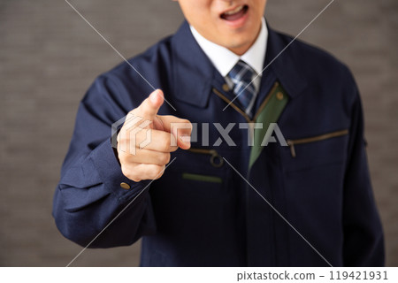 穿著工作服的中年男商人進行權力騷擾 119421931