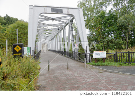 [Blue River Bridge near Shirohige Falls in Biei Town] 119422101