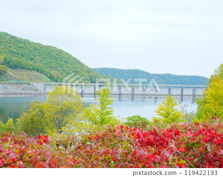 秋季北海道小樽內湖朝里水壩風景的壯麗景色 秋季北海道小樽內湖朝里水壩風景的壯麗景色 119422193