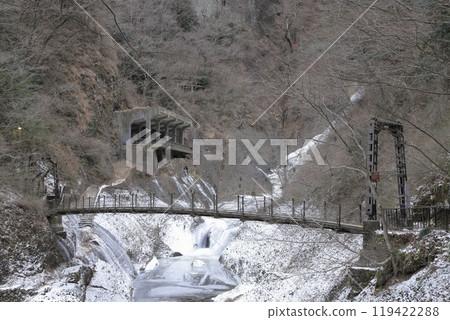 寒冷的仲冬，袋田瀑布附近的吊橋和觀景台 119422288