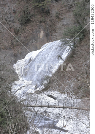 隆冬時結冰的袋田瀑布和吊橋 隆冬時結冰的袋田瀑布和吊橋 119422306