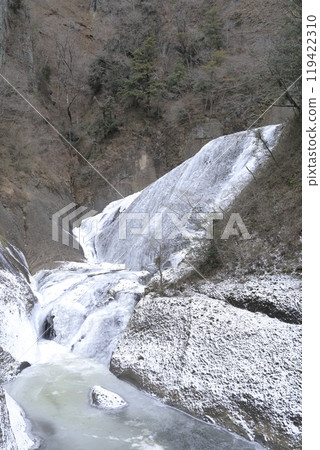 寒冷的仲冬的袋田瀑布 119422310