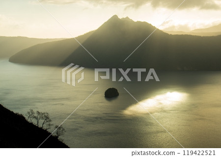 摩週湖,霧中的斜光 摩週湖,霧中的斜光 119422521