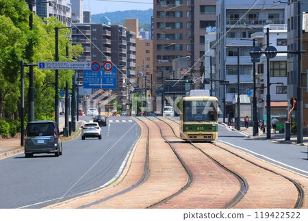 廣島電鐵 800 級車廂運行的廣島市景觀 119422522