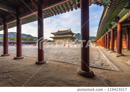 View of main entrance gate to the famous Gyeongbokgung Palace in Seoul 119423017