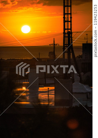 從窗戶看到美麗的日落 119423253