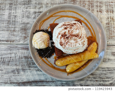 Honey toast and vanilla ice cream with whipping cream and banana Honey toast and vanilla ice cream with whipping cream and banana 119423943