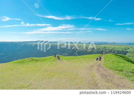 [Aso, Kumamoto Prefecture] Blue skies and green grasslands of Daikanbo 119424600