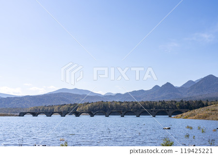 北海道上士幌町，秋日晴朗的舊國鐵志幌線 Taushubetsu 河大橋 119425221