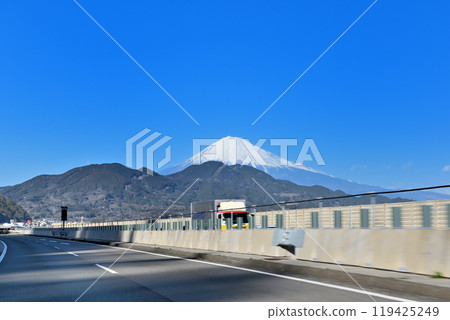 The elegant view of Mt. Fuji while driving near the Yui Parking Area on the Chubu-Tomei Expressway, Shizuoka City, Shizuoka Prefecture (2) The elegant view of Mt. Fuji while driving near the Yui Parking Area on the Chubu-Tomei Expressway, Shizuoka City, Shizuoka Prefecture (2) 119425249