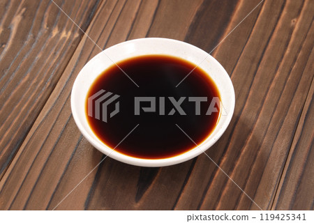醬油倒在盤子裡 119425341