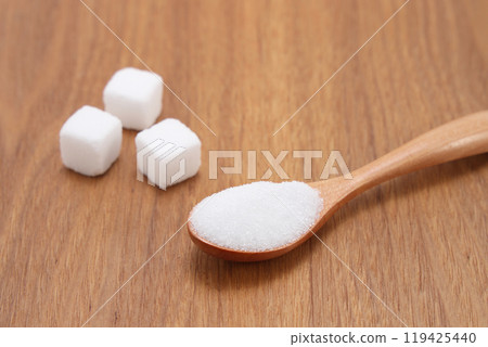 用湯匙舀出糖 119425440