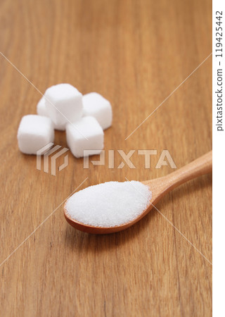 用湯匙舀出糖 用湯匙舀出糖 119425442