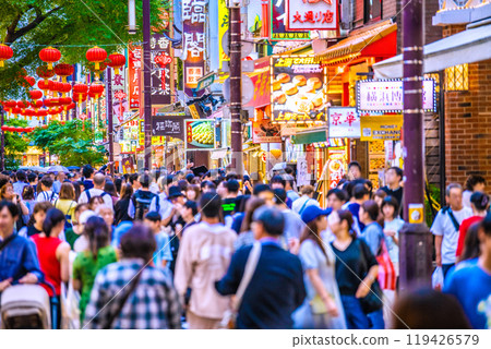 日本橫濱城市景觀入境復興...橫濱唐人街等擠滿外國遊客的地區景觀=10月19日 119426579