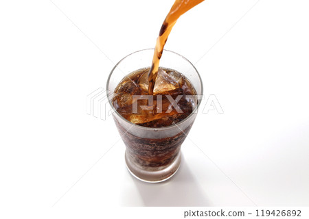 可樂倒入玻璃杯 119426892