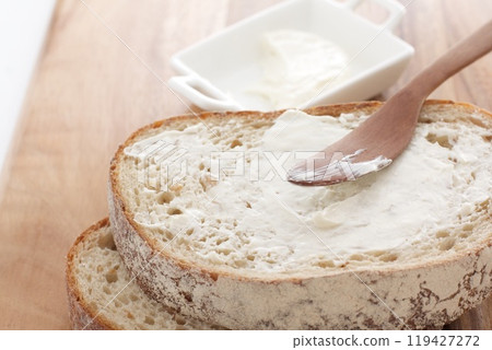 Rye bread with cream cheese 119427272