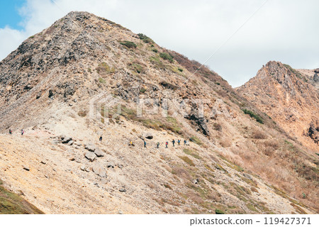 [Nasu, Tochigi Prefecture] A photo of people climbing Mt. Chausu taken from a distance 119427371