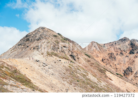 [Nasu, Tochigi Prefecture] A photo of people climbing Mt. Chausu taken from a distance 119427372