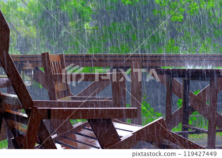 大雨、遊擊雷暴的形象－木甲板和花園家具被大雨擊打(11) 119427449