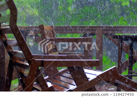 大雨、遊擊雷暴的形象－木甲板和花園家具被大雨擊打(12) 119427450