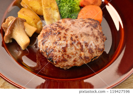 註）蒸氣是合成的。充滿多汁肉的漢堡牛排。配菜包括王王蘑菇、馬鈴薯、綠花椰菜和胡蘿蔔。 119427596