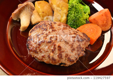 註）蒸氣是合成的。充滿多汁肉的漢堡牛排。配菜包括王王蘑菇、馬鈴薯、綠花椰菜和胡蘿蔔。 119427597